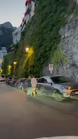 Qualcuno potrebbe dirmi se c'è qualcosa di più bello di questo, perché non ne conosco nessuno. È la Costiera Amalfitana in Italia 🇮🇹🇮🇹🇮🇹🇮🇹