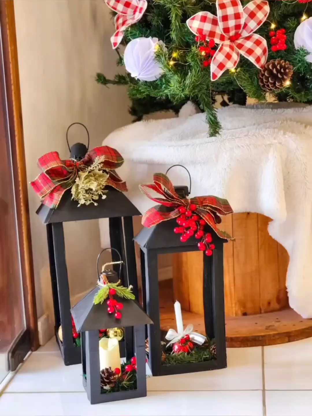 Decoração de natal Medidas da latanterna: A lanterna tem: - 20 centímetros de altura e 13 de largura - Triângulos com 16cm de largura e 14cm nas laterais - Cápsula de café para o topo Envolva todas as emendas e recortes com a fita crepe, isso vai deixar a lanterna com um acabamento mais bonito. Lembrando que é uma lanterna de decoração e não deve ser usada com nada que tenha fogo, como vela acesa. #natal #marrychristmas #christmas #christmastiktok #lanterna #decor #decornatal #decoration #viral #fyp