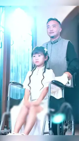 Gadis kecil itu sebenarnya tidak cacat, namun setiap hari ia duduk di kursi roda.#alurcerita #alurceritaflim 