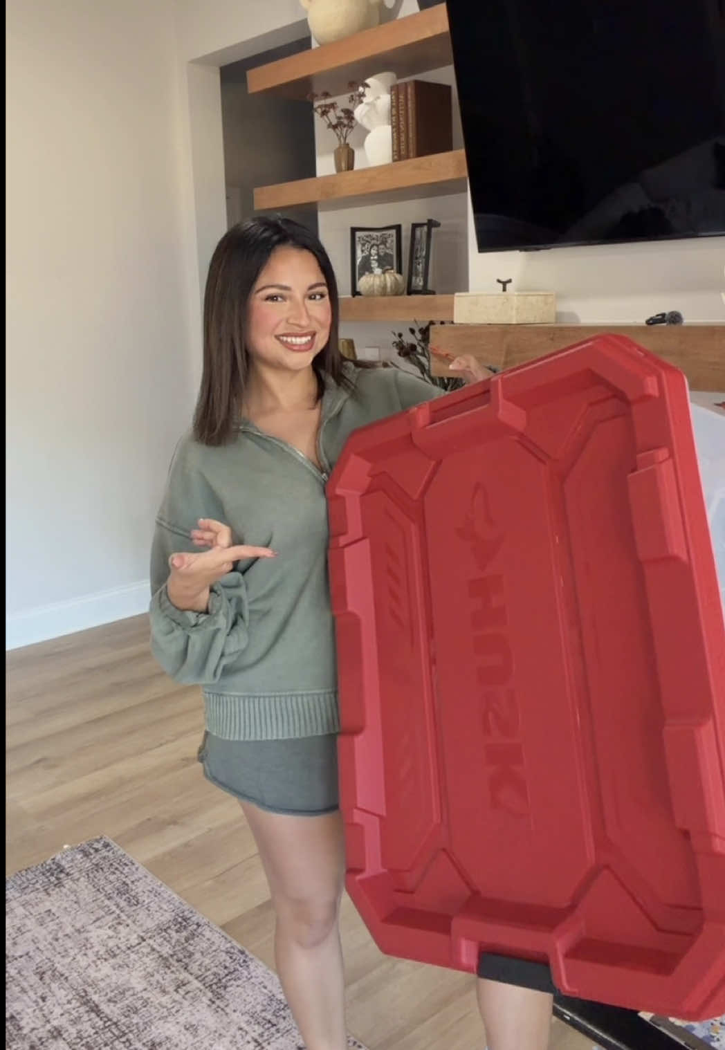 And before you can even start Christmas decorations YOU MUST CLEAN EVERY SURFACE 🤪😅🧼🫧🧺 (I’m not where near done 😭) #cleanwithme #cleaningmotivation #cleaningbeforechristmas #dusting #deepclean 