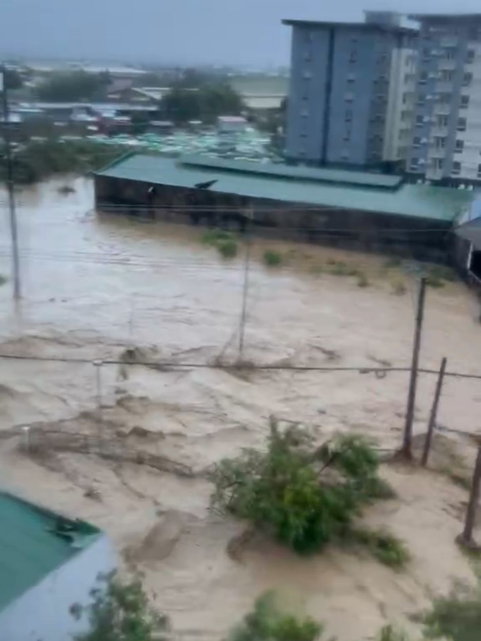 Oh noo! Main roads are now flooded here in Mandaue City Cebu. #bagyongtino #tinoph #staysafe #rescue 