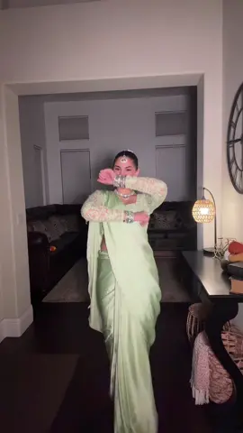 Bollywood moment 💚  #fyp #desi #punjabi #saree #jhumka 