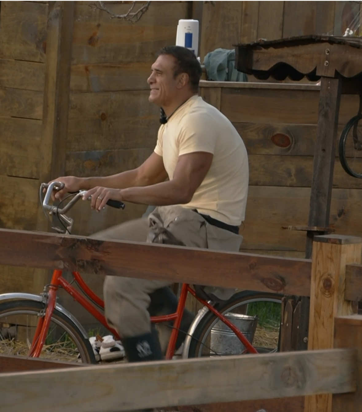 Tras un gran esfuerzo de #ElPatrón, #LaBea pudo bañarse con agua caliente. 🚿 ♨️   Lunes a viernes 9:00 p.m. por Azteca UNO Domingo La Gala 8:00 p.m. por Azteca UNO #LaGranjaVIP 🌾  transmisión 24/7 en #DisneyPlus, vive la experiencia completa.