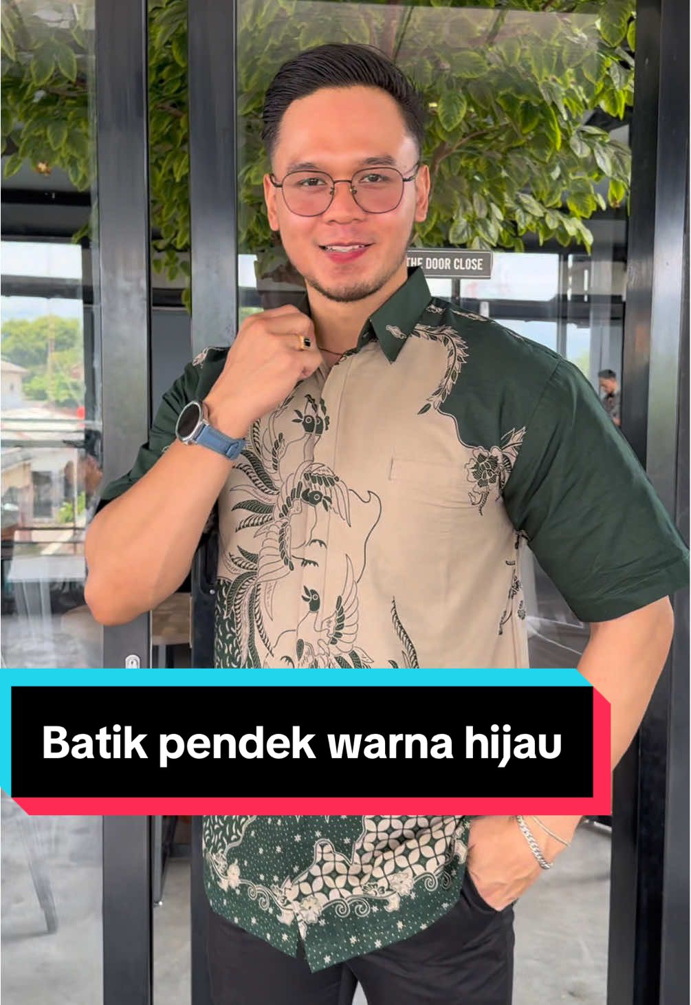 Kami juga tersedia kemeja batik pendeknya lho... Buat ngantor oke bgt.. #promoguncang1111 #kemejabatikpendek #batikkerja #batikluhuradiputra #seragambatik 