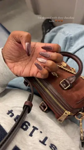I am obsessed with these nails #chocolatenails #fallnails #fallaesthetic #fyp #foryoupage 