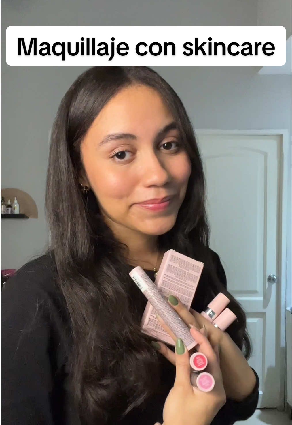 Les regalaré DOS labiales a una de ustedes, será un mini flash giveaway como agradecimiento por el apoyo que me dan🙆🏻‍♀️ Para participar solo debes de: -Seguirme aquí en tiktok y en instagram @vianamoreta  -Dejar un comentario en este video  Solo un comentario por persona porfi para ser justos con todos, estaré cubriendo el costo del envío (🇩🇴) y anunciaré la ganadora en una semana (lunes 10 noviembre). Gracias @Avon República Dominicana por crear maquillaje que a la vez cuida nuestro rostro ✨ #avoncare #obvioqueavon #avonmakeup 