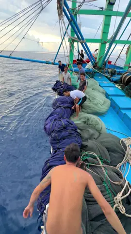 Nhiều ae Tây Nguyên cứ bão là đi biển ngoài khơi sao k thả neo. Ngoài khơi nước k đế bà con dân biển chỉ thả cái dù nước như thế này thôi nha bạnn. Thả neo chắc mất luôn cái neo á kk #kemalsunal #TikTokAwardsVN #tauro♉ #xuhuongtiktok #thưgiantiktok 