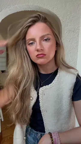 a quick reminder to the enemy who has been trying to steal my joy on a daily basis (bc he seems to have forgotten..)  1. Jesus has already won &  2. He is and always will be Lord of my life - there is nothing you can say or do that will separate me from Him. I am covered by His blood. Skoot along now buh bye👋🏼👋🏼 #christianhumor #christiangirl #jesuslovesyou 