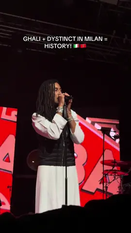 WHEN THE HOMETOWN HERO SURPRISES HIS CITY… @Ghali 🦸‍♂️🇮🇹 #bababatour #ghali #dystinct #milan #magreb_united_🇹🇳🇩🇿🇲🇦 
