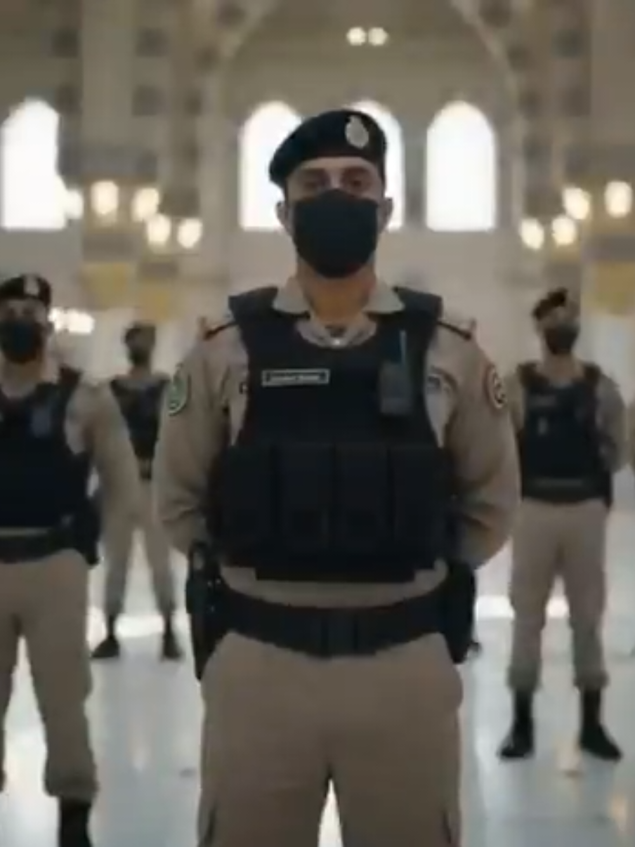 عزيزي الزائر و المعتمر: تقيد بالنظام والقوانين و اتبع إرشادات رجال الأمن وموظفين الحرمين وتجنب العبث بممتلكات الحرمين والافتراش في الحرمين الشريفين، حفاظا على قدسية البقاع الطاهرة وحرصًا على راحة وسلامة الزوار. من التزم النظام فنحن خدام الحرم.. ومن أراد الفوضى فنحن حماة الحرم.🤍🕋 #SaudiArabia #Riyadh #Explore 