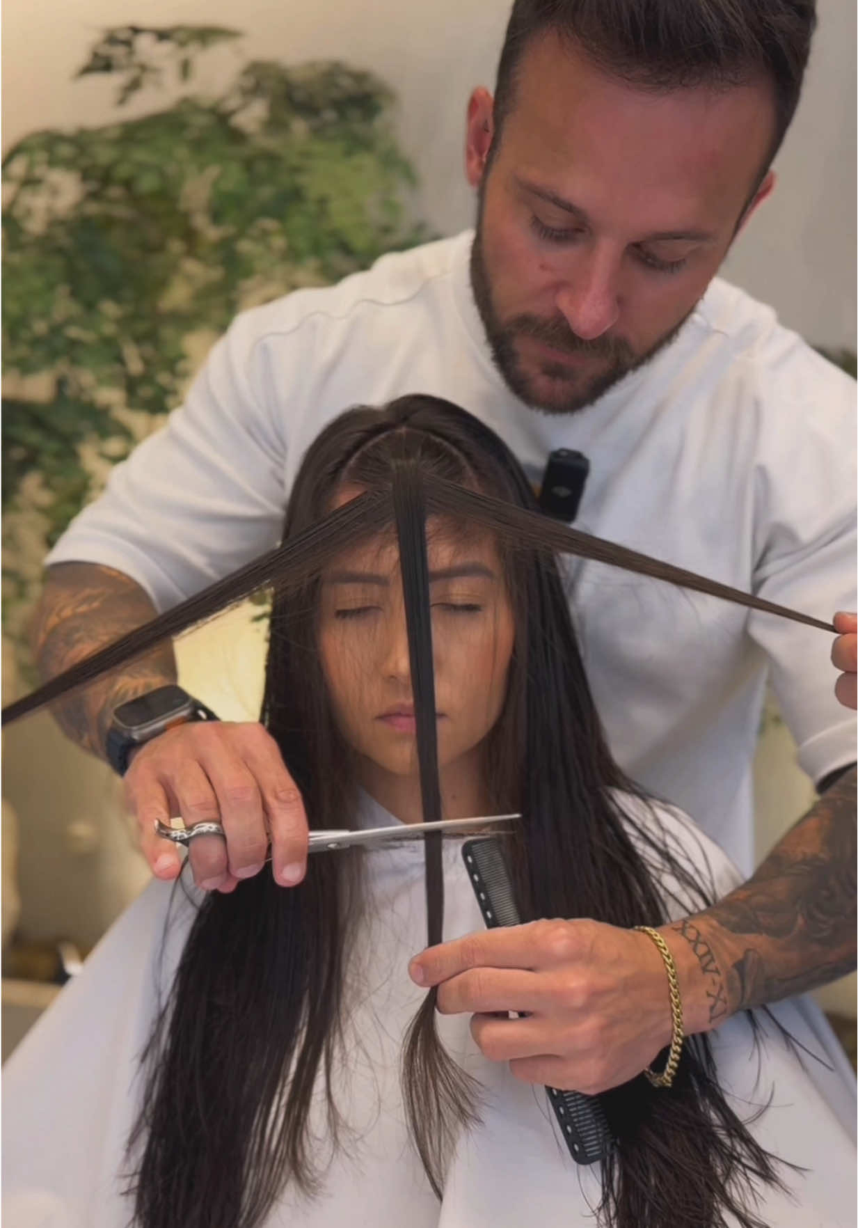 Ela tinha medo de mudar… até descobrir que o Butterfly Cut não é só um corte — é uma libertação. 🦋 Camadas, movimento e leveza que transformam qualquer visual! CTA: Comenta aí se você teria coragem de passar por essa transformação 👇🔥 #butterflycut #butterflyhaircut #cortelongo #cortemoderno 