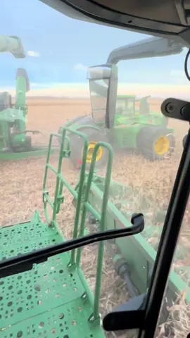 The playlist most definitely changes up throughout the day #cornharvest #johndeere #tpain #eminem #lilwayne 