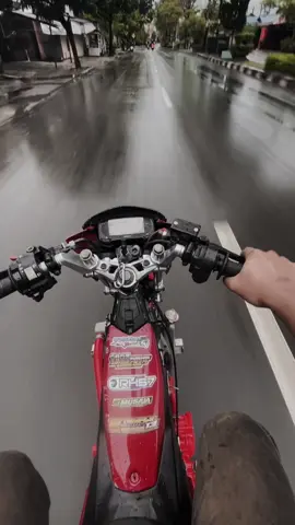 Ini kenapa ya bang ko brebet” gitu kira” yg rusak motornya atau hatinya🙏🏼 #masukberandafyp #fufi #kraken #hujan 