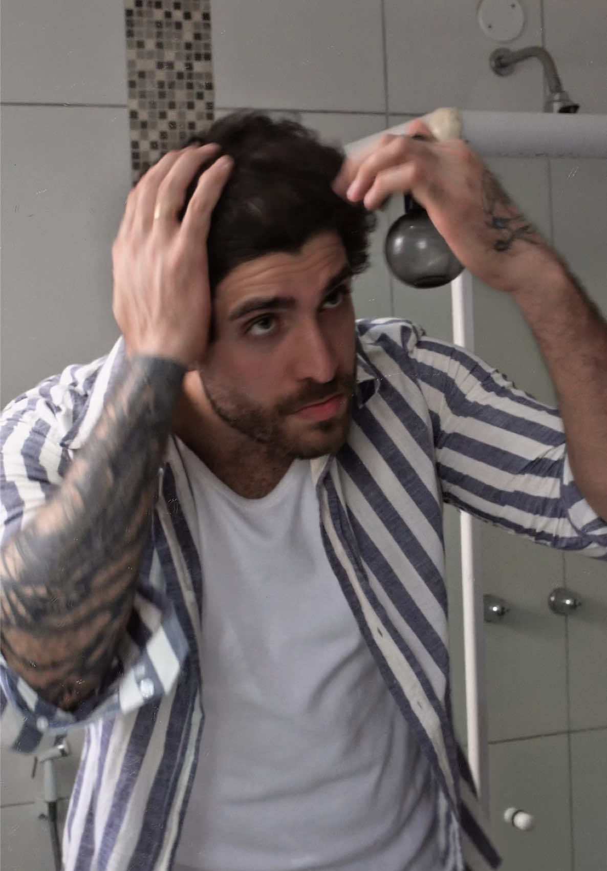 ✅Se o seu cabelo é grosso, ondulado ou cacheado, evita pentear ele seco, viu?  Isso só vai deixar o cabelo armado e sem definição. Se não for esse o visual que você quer, passa longe disso. O segredo é umedecer bem os fios e aplicar um leave-in ou finalizador.  Assim o cabelo fica hidratado, sem frizz e com aquele controle bonito de quem sabe cuidar. Deixa secar naturalmente e pronto: visual mais leve, limpo e com aspecto saudável. Curtiu a dica? Me segue pra mais conteúdos sobre visagismo masculino. E se quiser uma consultoria completa — online ou presencial — comenta VISAGE aqui.