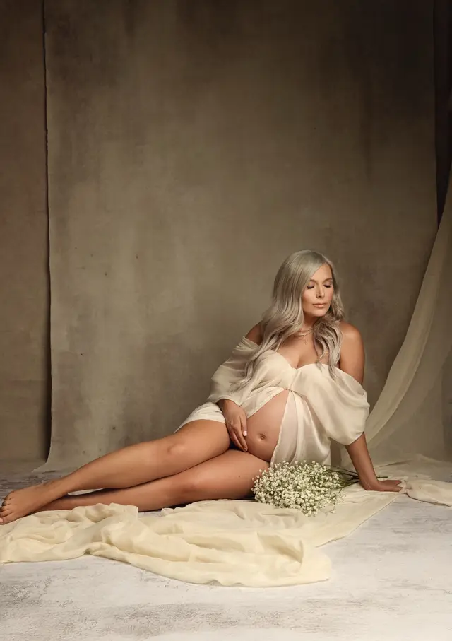 growing & glowing ✨ #maternityphotoshoot #36weeks #babyboy #mama #MomsofTikTok 