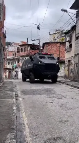 Caveirao do BOPE subindo o morro do RJ #riodejaneiro #bope #drone #drone #fyp 