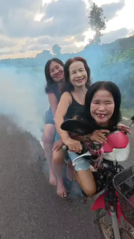 ขอแค่บักหล่าบอกคิดฮอด #คลิปตลก #ยายสิม #ยายอร #ยายหลอย 