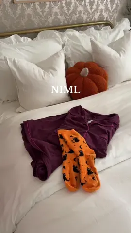 Gaslighting myself with this upbeat music 🧘🏻‍♀️ #nightinmylife #hangover #hungover #romanticizeyourlife #livingalone cozynight restandrelaxation undertheweather foryou 