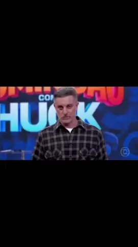 CRITICA: Durante o Domingão com Huck deste domingo (2/10), o apresentador Luciano Huck criticou a megaoperação policial no Rio de Janeiro, que deixou mais de 120 mortos. Ele classificou o episódio como “devastador” e afirmou que o modelo atual de segurança pública não é eficaz. Huck ressaltou que a maioria dos moradores das comunidades não integra o crime organizado, mas sofre com a violência, e defendeu ações sociais e econômicas como parte essencial do combate à criminalidade. O apresentador também homenageou os quatro policiais mortos na operação. 📷 Reprodução 📲🗣 Guarulhos HOJE: a cidade acontece aqui