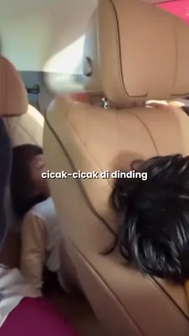 nganter aa sekolah sambil nyanyi cicak2 . . . #lilyslavina #ranaimamalikaraudiaandara #ranaima #lily #raffinagita1717 