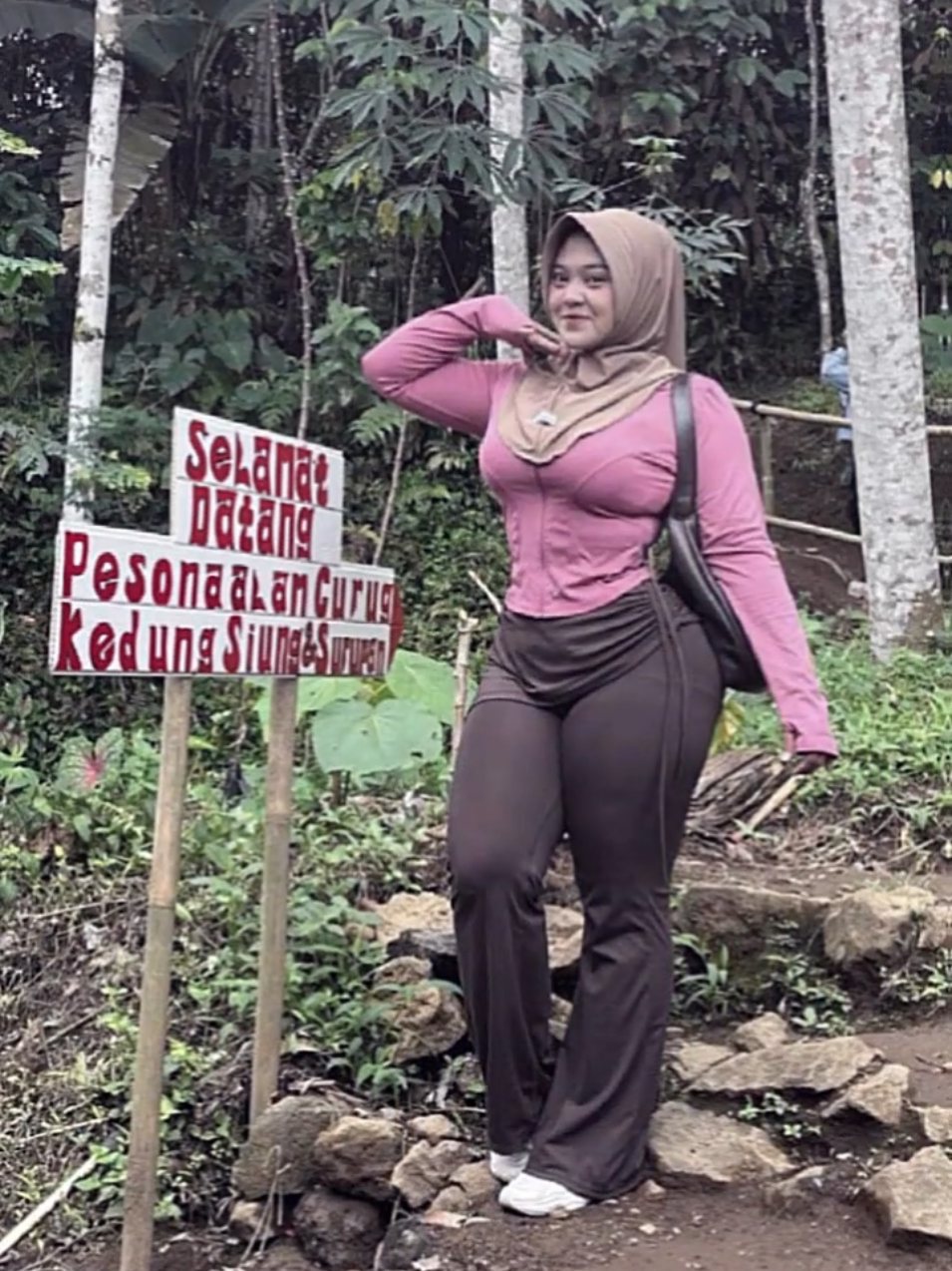 #ootdsport #curug #curugkedungsiung #celanacutbraywanita 