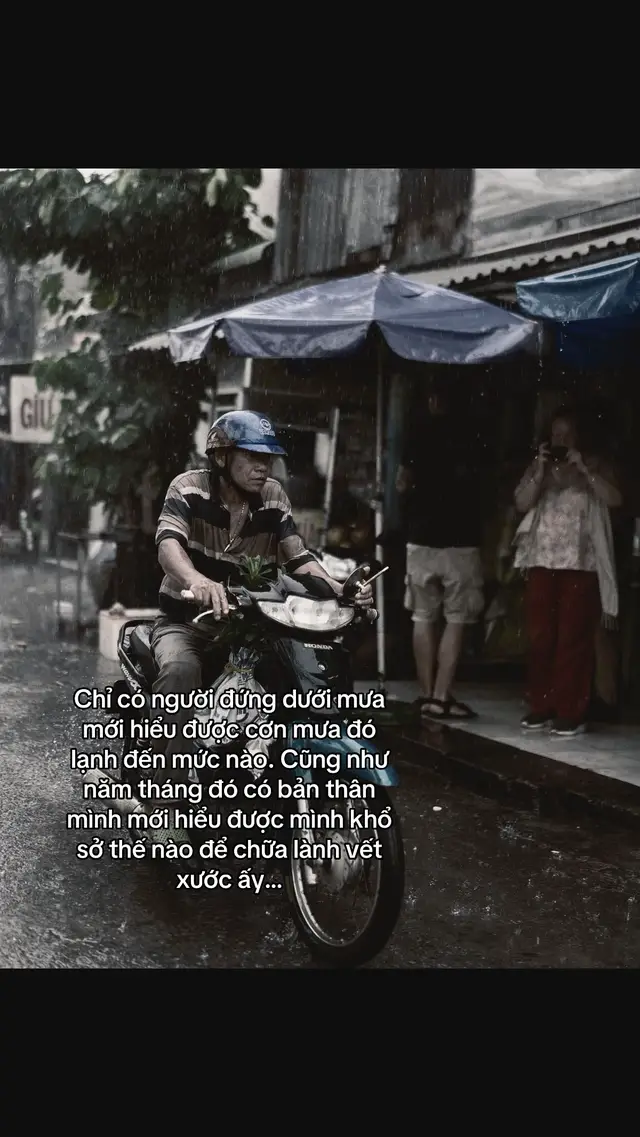 Chỉ có người đứng dưới mưa mới hiểu được cơn mưa đó lạnh đến mức nào. Cũng như năm tháng đó có bản thân mình mới hiểu được mình khổ sở thế nào để chữa lành vết xước ấy..#xh #tamtrang #ducahhhh8386 