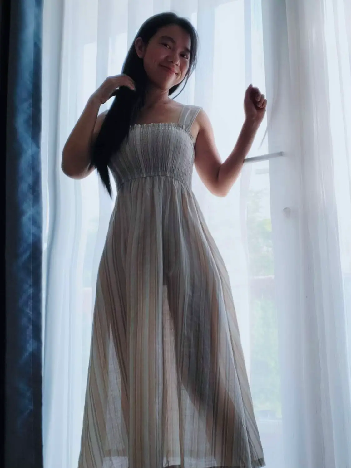 Buổi sáng mùa đông, căn phòng ấm áp như tổ kén. Ánh nắng yếu ớt len qua rèm dày, chiếu vàng lên chăn mềm. Tôi cuộn mình, hơi thở cacao nóng nghi ngút, hương quế thoang thoảng. Ngoài kia gió lạnh rít, nhưng trong này, lò sưởi tí tách, nhạc acoustic nhẹ nhàng. Mở mắt, lòng bình yên, sẵn sàng ngày mới. TikTok quay slow: “Winter morning bliss! ☕🛏️✨”. Yêu lắm khoảnh khắc dịu dàng này!#kimlien #dokimlien #doquyen #hoadoquyen 