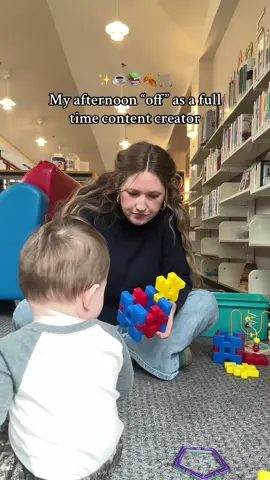 Big fans of the library over here, but how on earth are we getting our babies to actually listen to a book?  #ditl #ditlofamom #fulltimecontentcreator #kidactivities #babyactivities 