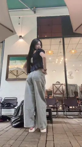 Ống rộng thụng nè chị em 