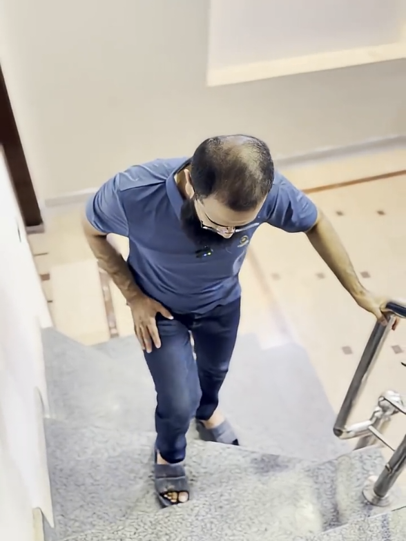 knee pain while using the stairs? Try these tips and exercises #kneepainrelief #kneepain #treanding #stairs #creatorsearchinsights  Welcome to Day 27 of our 60-Day Health Series! In today’s video, we’ll focus on how to walk up and down stairs safely if you suffer from knee pain. Many people experience discomfort or sharp pain while using stairs — but with the right technique and simple strengthening exercises, you can reduce the pain and regain comfort in your daily movement. ✅ Correct stair-walking methods for knee pain ✅ Easy exercises to strengthen knee joints ✅ Tips to prevent further damage and support recovery Whether you're dealing with age-related joint issues or recovering from an injury, this video gives you practical tools to protect your knees and move with confidence.