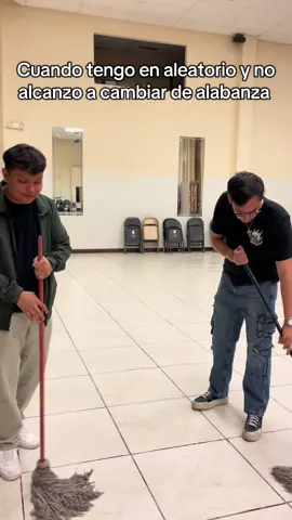 A veces se pone bien personales  las alabanzas #comedia #humor #alabanzas #jesuscristo #grupojuvenil 