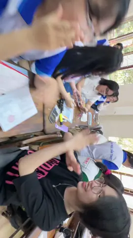 Cầm nhẫn cưới trên tayy