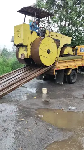 hujan merintihh di iringi ketegangan di akhiri dgn senyuman manja...