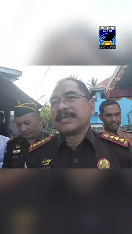 ‎Kerugian Negara Rp1 Miliar Lebih, Kejari Ekspose Kasus Pokir DPRD Lobar di Kejagung ‎ ‎Kepala Kejaksaan Negeri (Kajari) Mataram, Gde Made Pasek Swhardayana mengatakan pihaknya akan mengekspose penanganan kasus dugaan korupsi dana pokok pikiran atau pokir DPRD Lombok Barat (Lobar) tahun anggaran 2024 ke Kejaksaan Agung (Kejagung). Hal ini dilakukan karena penanganan perkara yang melibatkan anggota DPRD harus diekspose ke Kejagung. ‎ ‎“Karena penanganan perkara yang melibatkan anggota DPRD harus diekspose dulu atau dikendalikan oleh pimpinan di Kejagung. Nanti kami akan sampaikan pasca itu (hasilnya),” katanya, Senin, 3 November 2025. ‎ ‎Pihaknya akan memaparkan, seperti apa hasil pemeriksaan perkara ini dan apakah ada kekurangan yang perlu tambahan dalam. Gde memastikan saat ini tinggal menunggu hasil ekspose tersebut. ‎ ‎“Hasil audit telah kami terima. Kerugian negaranya lumayan lah, di atas Rp1 miliar,” katanya ‎ ‎Baca berita selengkapnya di suarantb.com ‎ ‎https://suarantb.com/2025/11/03/kerugian-negara-rp1-miliar-lebih-kejari-ekspose-kasus-pokir-dprd-lobar-di-kejagung/ ‎ #KerugianNegara #KasusPokirDPRDLobar #PokirDPRDLombokBarat #KejariMataram #KejaksaanAgung 