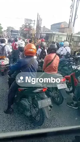 YG PNY JALAN LEWAT #keretaapiindonesia #stasiungrombo #cahpurwodadigrobogan #fyp 