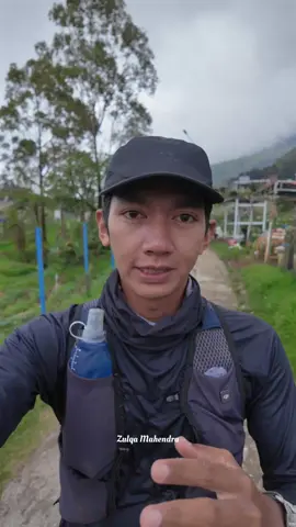 Gunung mongkrang punya tugu baru dan kali ini saya mendaki untuk melihatnya. Namun langit tiba2 gelap dan hujan turun. Sambil istirahat, saya mencoba untuk mengumpulkan tenaga dan semangat. Di momen seperti ini, hal kecil bisa berarti besar. Segigit Chomp Chomp Marshmallow, lembut, manis, dan halal seolah jadi pengingat bahwa kehangatan nggak selalu datang dari api unggun, tapi juga dari rasa sederhana yang menenangkan hati. Hujan turun, angin Mongkrang makin kencang. Jalur licin, tangan dingin, tapi suasananya justru tenang. Semangat saya kembali untuk tetap berjalan sampai di puncak. #marshmallow #chompchompmarshmallow #marshmallowhalal #pendaki #gunungindonesia      @chompchompmarshmallow 