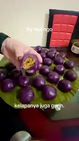 Jai pan. Kue Ubi Ungu Isian Kelapa Parut. Bahannya :  Isian :  350gr Kelapa parut setengah tua, (Tanpa kulit). 200gr Gula merah.  100ml Air. 50gr Gula Pasir.  3 lbr Daun pandan. Kulitnya :  500gr Ubi ungu bersih.  250gr Tepung Ketan.  250gr Santan kental.  1/2 Sdt Garam.  3 lbr Daun pandan. #kueubiungu #ubiisiankelapa #vidiofypjangkauanluas #jangkauansemuaorang 