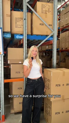 Can’t make the Sydney warehouse sale? Just comment below the state you live in and your fave bag and you might just get a mini shopping spree on us!  #petaandjain #giveaway #blowthisup #warehousesale #fypシ゚ 