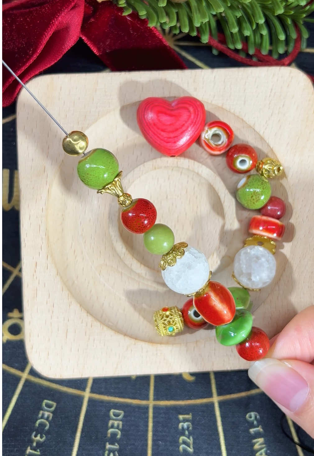 Christmas ceramic bracelet #fadkeys #DIY #beads #bracelet #christmas #crystals #ceramics 