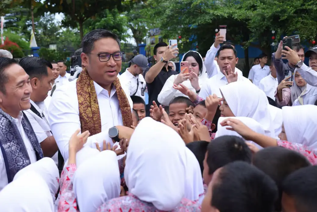 Dibuang sayang, agenda di Palembang, Sumatera Selatan ber-haha-hihi bareng anak-anak sekolah sembari meninjau langsung program Makan Bergizi Gratis (MBG) di SDN 238 Palembang.  Saya harus memastikan program arahan Presiden Prabowo ini berjalan lancar, terutama ketersediaan bahan pangannya di lapangan. Program MBG adalah upaya kita memenuhi gizi anak-anak sekolah. Jika jasmani dan intelektual mereka tumbuh baik, kita bisa memotong mata rantai stunting. Ini adalah investasi jangka panjang untuk memperbaiki kualitas sumber daya manusia (SDM) Indonesia di masa depan. Kawal terus program-program mulia Presiden @prabowo dari Sabang hingga Merauke. Semangat!