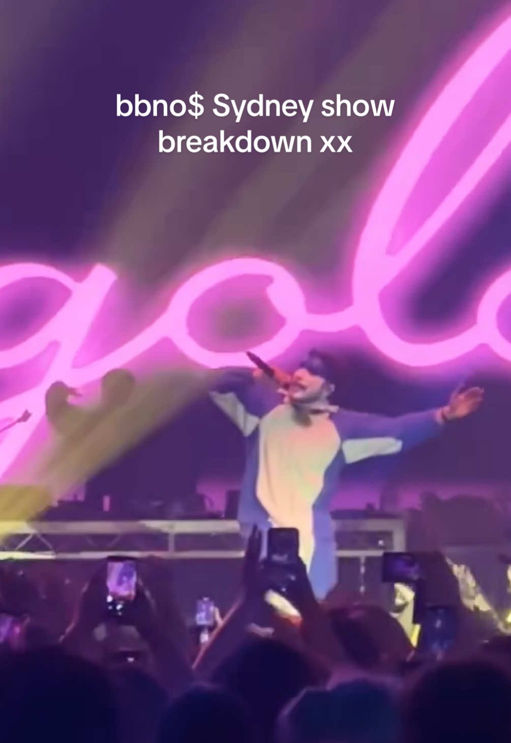 his biggest ever show 🥹 spending halloween dancing with girls, gays, goths and any cosplayers not covered by those 3 groups while this hot weird man sings on stage was honestly perfect @bbno$ ur the best  bbno$ live in Sydney #bbno #babynomoney 