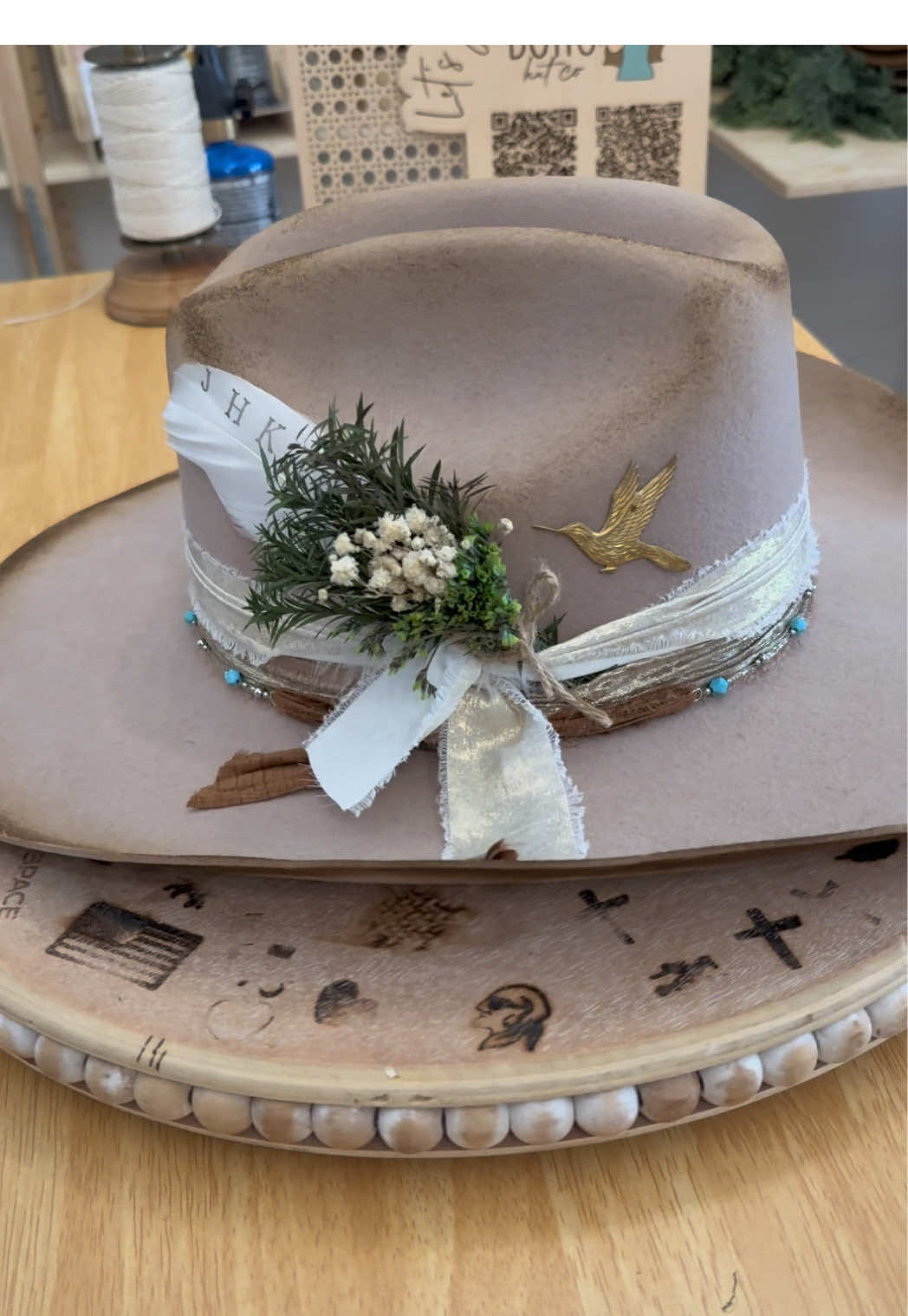 We’re back at it with another custom-this time we’re creating a distressed wool hat for our customer to gift on Christmas.  If you’re looking for a custom hat that’ll arrive in time for Christmas (or Hanukkah!), send us a message ASAP to ensure we’ve got enough time for your gift to arrive! #hatbar #tampahatbar #thingstodointampa #cowgirlchristmas #westernfashion 