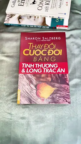 Bạn có bao giờ tự hỏi — giữa một thế giới đầy căng thẳng, tổn thương và áp lực — điều gì thật sự có thể thay đổi cuộc đời bạn? Không phải tiền, không phải danh tiếng, mà là “tình thương và lòng trắc ẩn” — hai sức mạnh tưởng mềm yếu nhưng lại có khả năng chữa lành, kết nối và đánh thức bản chất tốt đẹp nhất trong con người. Trong “Thay đổi cuộc đời bằng tình thương và lòng trắc ẩn”, Sharon Salzberg — người tiên phong trong lĩnh vực phát triển tâm thức — dẫn bạn qua 6 chương sâu sắc, cùng những bài tập thực hành cụ thể giúp bạn học cách đối diện với giận dữ, lo âu và tổn thương bằng sự bao dung và hiểu biết. Cuốn sách này không giảng đạo, không lý thuyết khô khan — mà là một hành trình thực tế để bạn làm dịu tâm trí, mở rộng trái tim và sống tử tế hơn mỗi ngày. Nếu bạn đang mệt mỏi với cuộc sống — đây là cuốn sách có thể làm bạn lặng người ngay từ trang đầu tiên. #sachthaydoicuocdoibangtinhthuongvalongtracan #tiktokshop #sach #tinhthuongvalongtracan #karma 