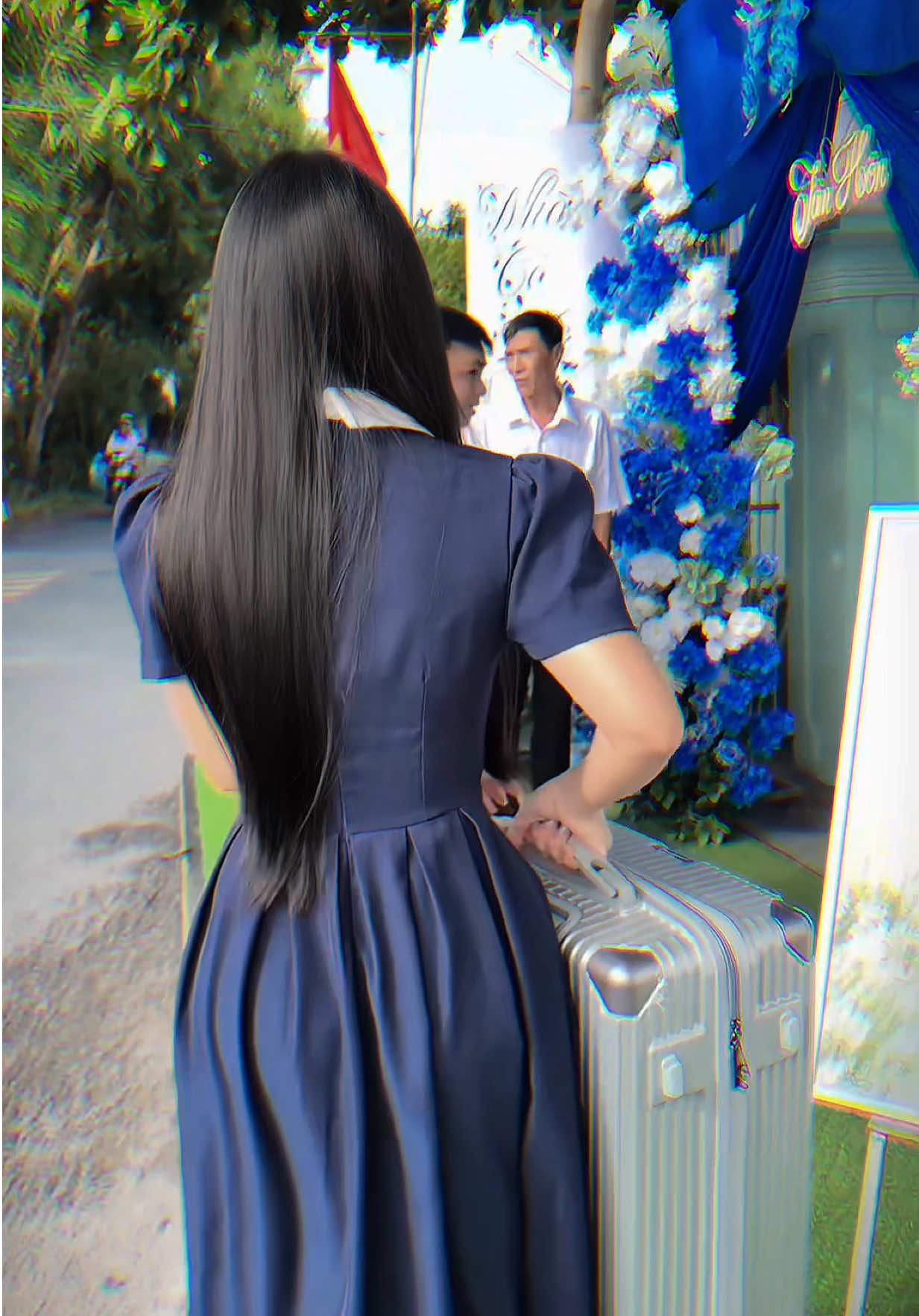 Lần đầu xách vali cho cô dâu và cô dâu cũng là người bạn thân nhất của mình 😊 Chúc bạn mình mãi hạnh phúc @CHỐNG LẦY 👰🏻‍♀️ 🎊