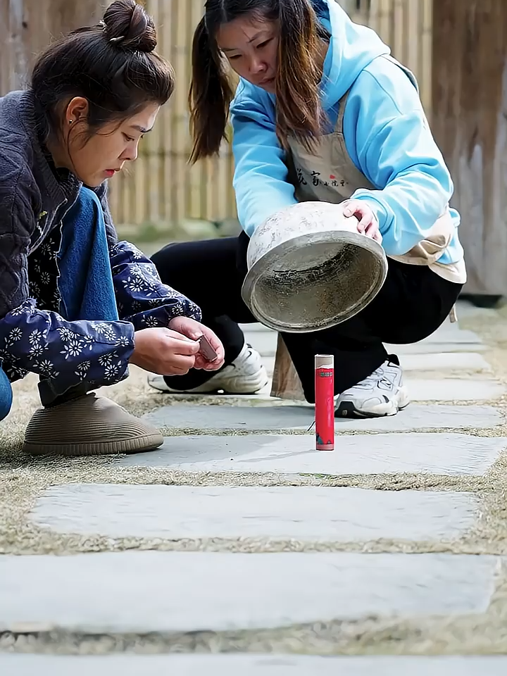 Mi Mi đã thử đồ ok mới lấy cho chị cả