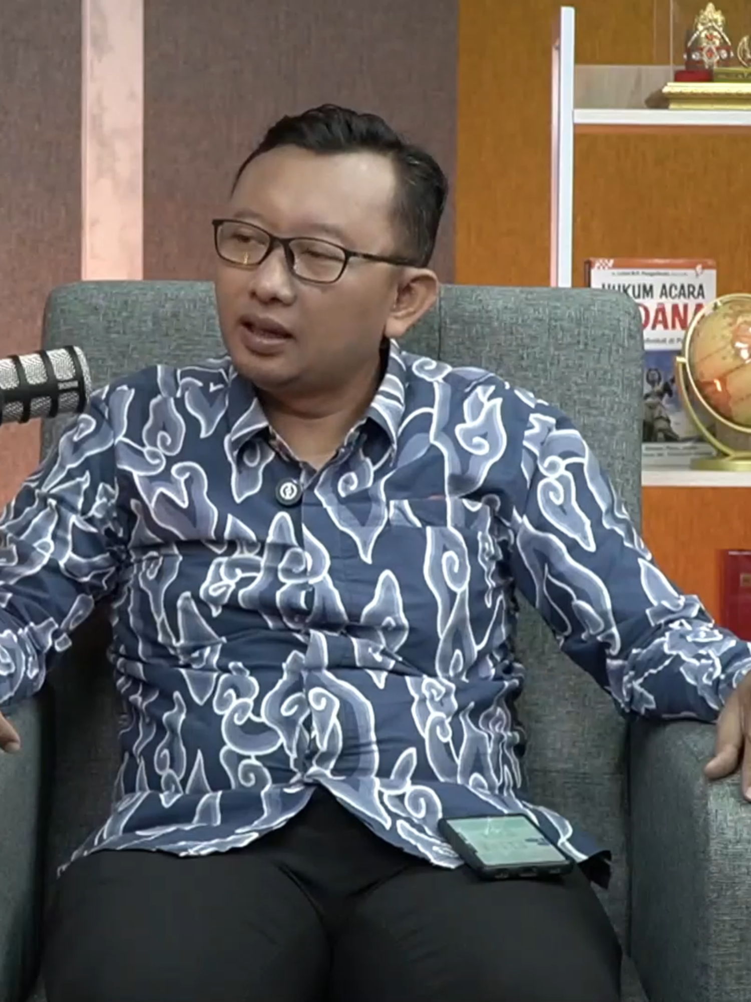 🔍 YLBHI: Kekerasan Masih Terjadi, Bagaimana RUU KUHAP Menjawabnya? YLBHI menyampaikan temuan dari pendampingan kasus dan hasil risetnya: sebagian besar narapidana dan tersangka masih mengalami kekerasan di ruang tahanan. Dalam diskusi ini, YLBHI juga menyoroti bagaimana RUU KUHAP memuat konvensi internasional tentang anti penyiksaan, hak sipil dan politik, serta antikorupsi. Tonton video lengkapnya di YouTube RBA Talk (link di bio). ❤️ Like, 💬 komen pandanganmu, dan ➕ follow untuk update diskusi hukum lainnya! #RBATalk #ylbhi #FYPIndonesia #Ruukuhap #Hukum #Viral #PodcastIndonesia #BeritaTerkini #InfoTerkini #IndonesiaUpdate #DiskusiPublik #YouTubeIndonesia