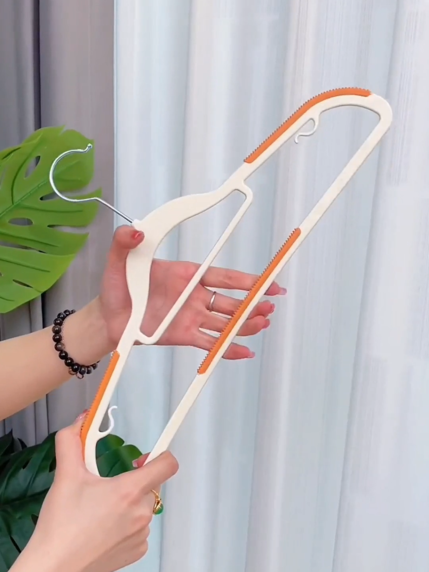 Hanger gantungan baju anti slip kuat bahan karet premium. #gantunganbaju #hanger #hangerbaju #hangerpakaian #hangerantislip #gantungan