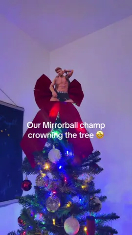 We love Robert Irwin in this house. TEXT ROBERT TO 21523 🤩🤩 @Dancing with the Stars #DWTS @Robert Irwin @Witney  Carson #fyp #robertirwin #witneycarson #dwts @Alix Earle @Val @Ezra Sosa @Emma Slater @Rylee Arnold 