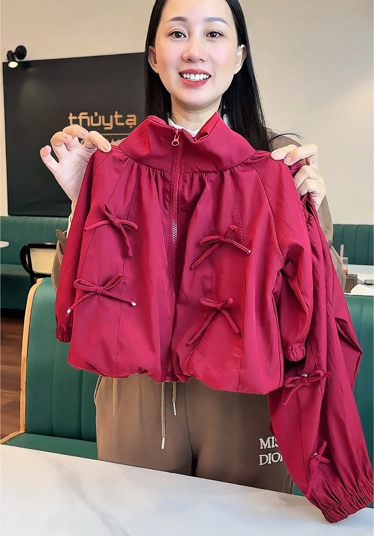 bộ quần áo gió đỏ cho bé gái chất đẹp siu xinh #banhangcungtiktokshop #setdobetrai #mebim #thoitrangtreem #bodaitaychobe #begai 