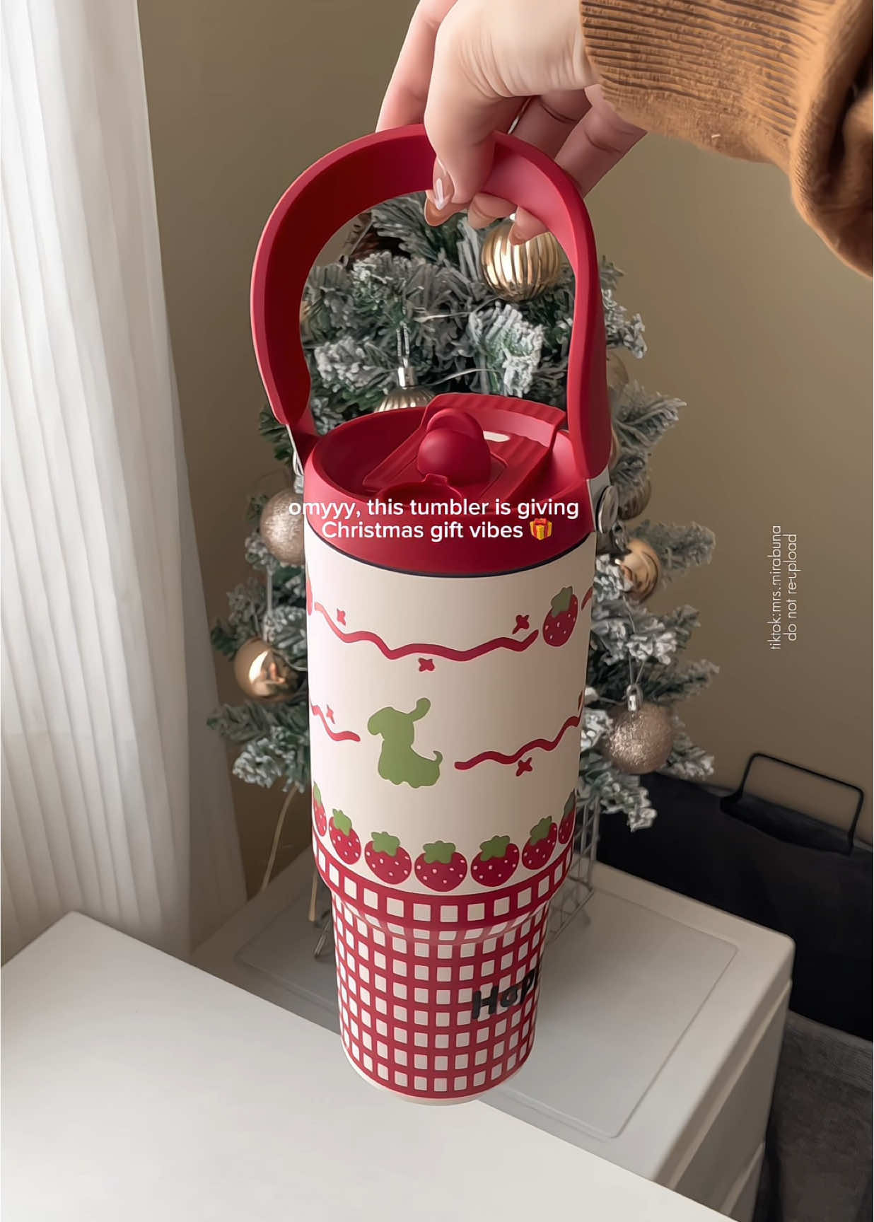 I wouldn’t mind getting this tumbler for Christmas! 😍🎄 #tumblersoftiktok #tumbler #christmasgift #giftideas #tumblerrecommendations 